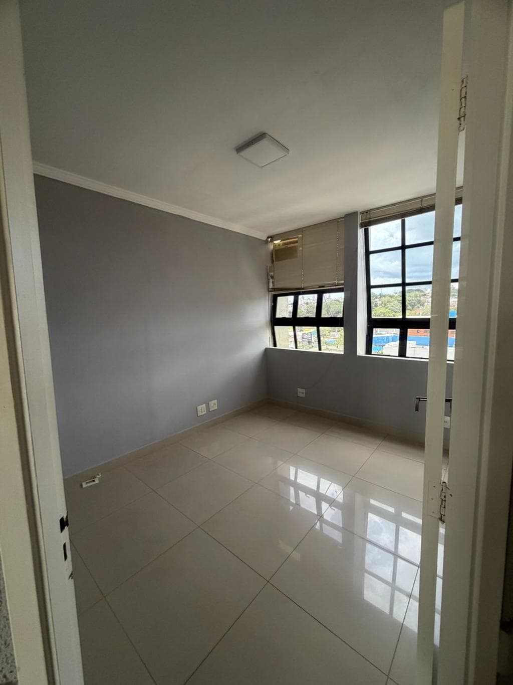 Sala para locação com 110 m², localizado no bairro Vila Itapura em Campinas/SP, Condomínio Edifício — foto 4